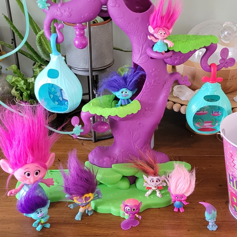Trolls tree house and trolls